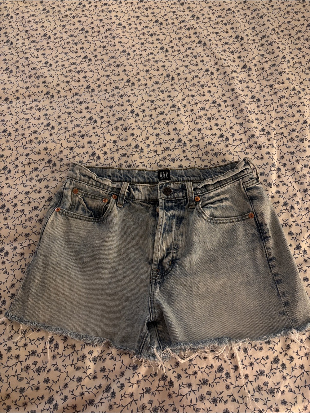 GAP Light Wash Frayed Hem Denim Shorts - Pale Blue